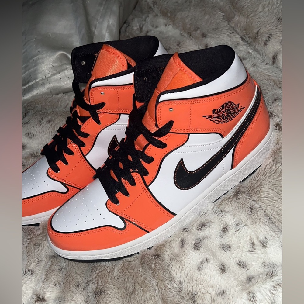Air Jordan 1 Mid SE